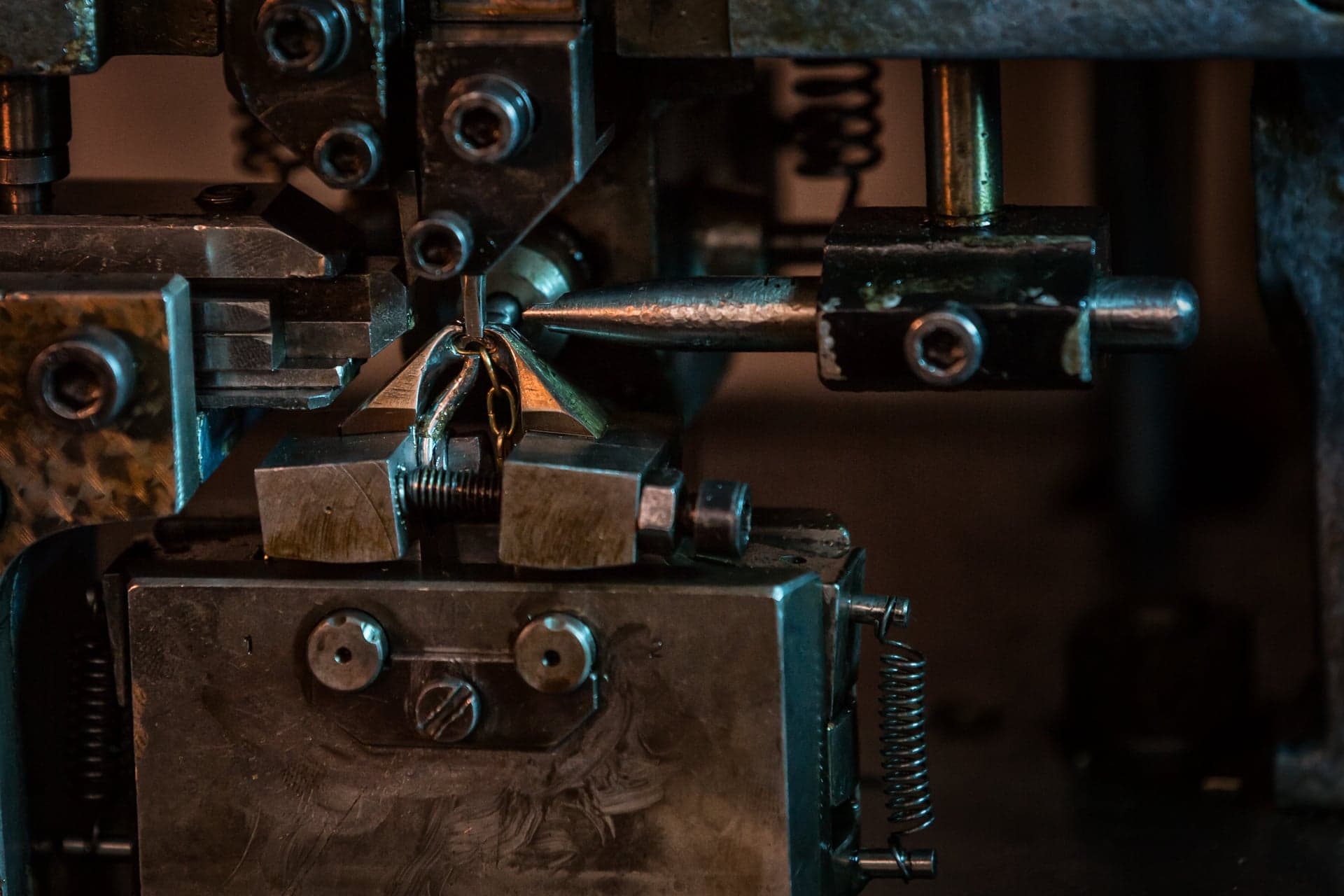 Spojovací materiály - 1 Automat na řetízky.jpg